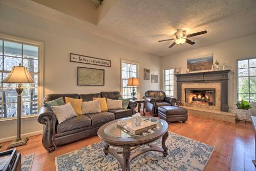 Sapphire Casa | Blue Ridge Mtn Escape Home with Deck and Fire Pit!
