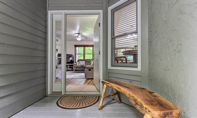 Mountain Air Apartamento | Blue Ridge Mtn Views: Condo w/ Furnished Balcony