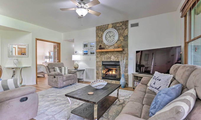 Mountain Air Condominio | Blue Ridge Mtn Views: Condo w/ Furnished Balcony