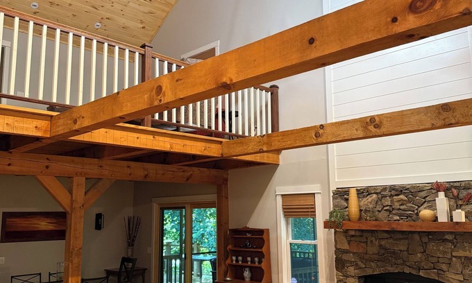 Boone Casa | Lujosa casa en el árbol de la montaña: jacuzzi, cocina gourmet, techo con vigas a la vista