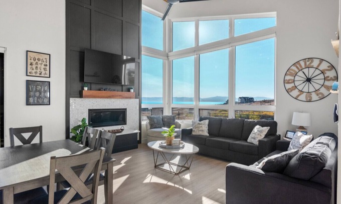 Fish Haven Casa | Blue Sage Modern Sleeps 27 with Pickleball and Theater