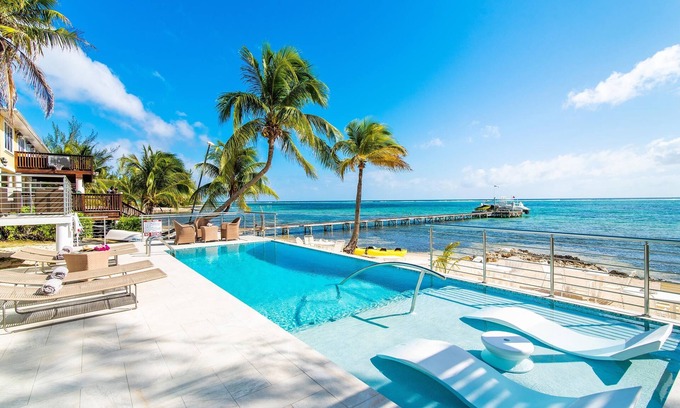 East End Casa | Mahogany Cove: Casa de playa ventosa con snorkel en el patio trasero