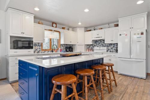 Fish Creek Casa | Blue Skies and Cherry Pies by Simple Life Rentals