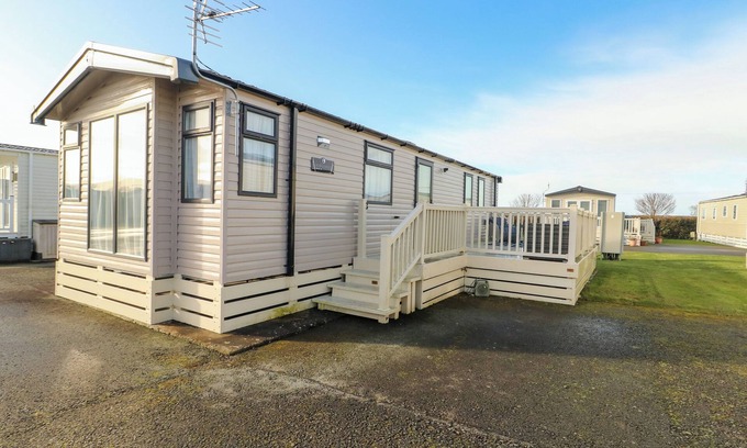 Dinas Cabaña | BLUE SKIES, pet friendly, country holiday cottage in Caernarfon