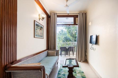 Hauz Khas Village Apartamento | Blue Sky 1 Bedroom Apartment with a fort view