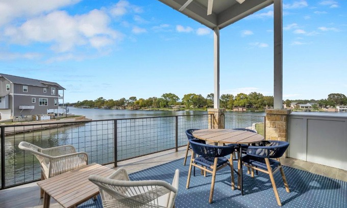 Kingsland Casa | Blue Sky View