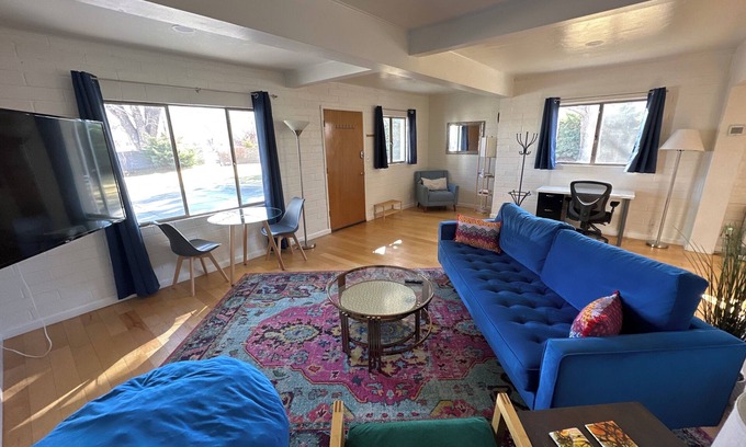 Bishop Apartamento | Blue Skye: Downtown Getaway
