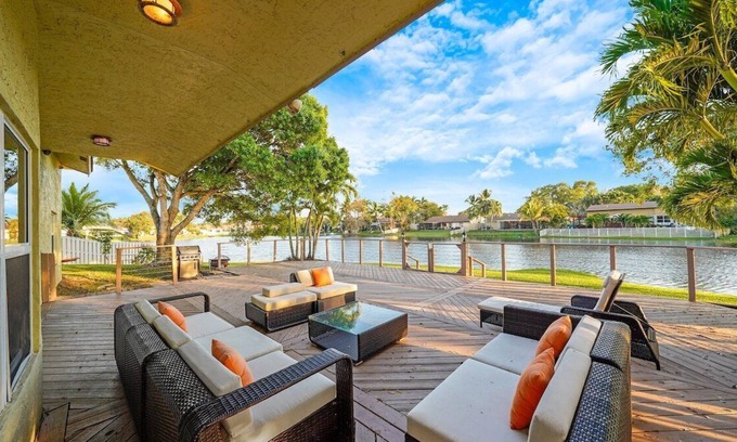 Davie Casa | Blue Stone Lake home by PMI