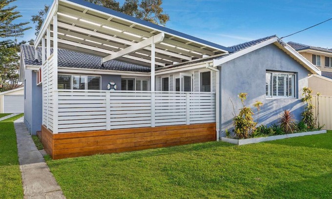 Long Jetty Casa | Blue Summer House