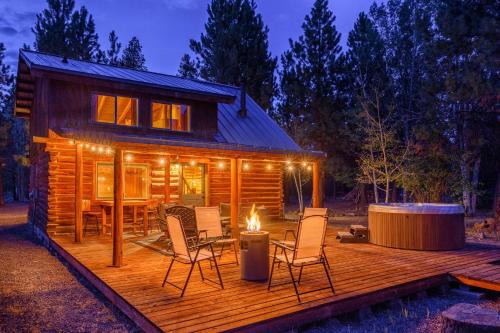 Three Rivers Casa | Blue Top Cabin Bend Sunriver Log Hot Tub Fire Pit Family Dog Horse Friendly Public Trail Access