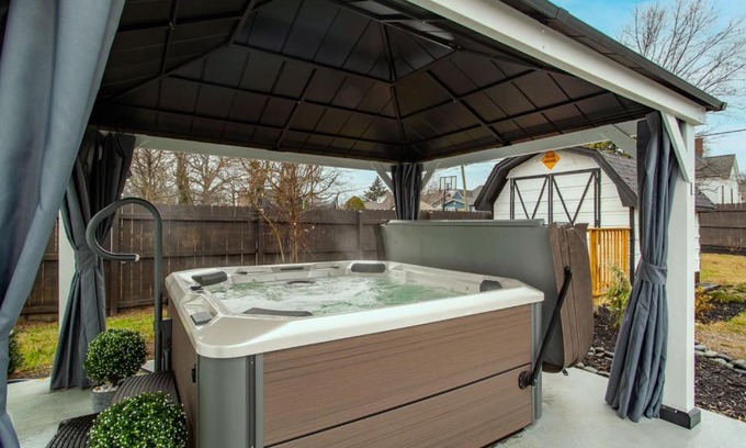 Knoxville Casa | Blue Valley Inn - Hot Tub & Spacious Play Area!