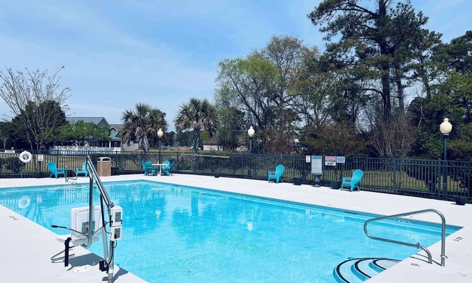 Sneads Ferry Hotel | Blue Water Inn & Suites, BW Signature Collection