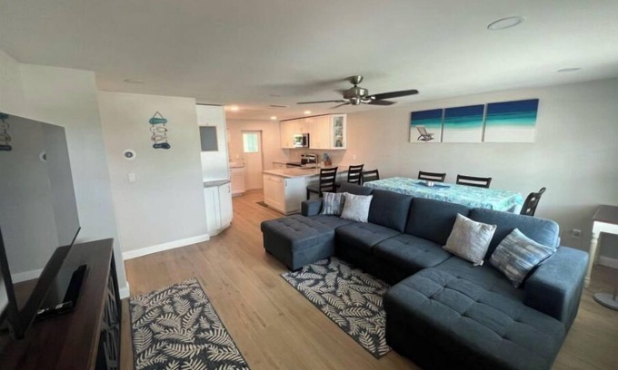 Naples Park Cabaña | Blue Water Retreat @ Vanderbilt- steps to beaches/shopping/dining/entertainment!