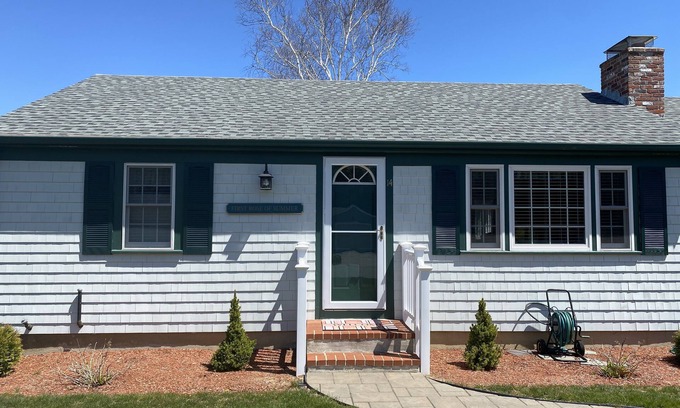 East Falmouth Casa | Blue Water Shores Neighborhood walking distance to private inlet