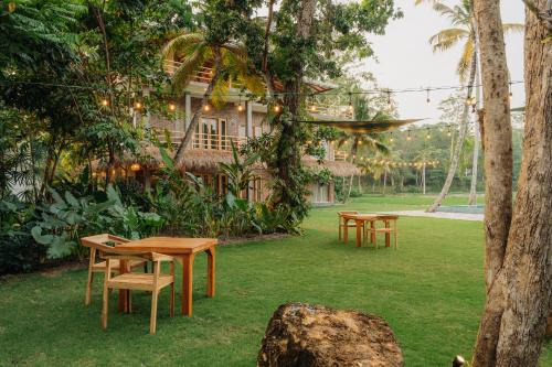 Kathaluwa Hotel | Blue Waves Surf House - Jungle Villa