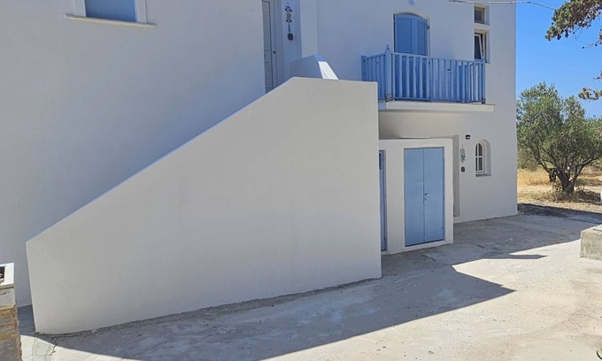 Nea Cryssi Akti Cabaña | Blue & White View-White Villa