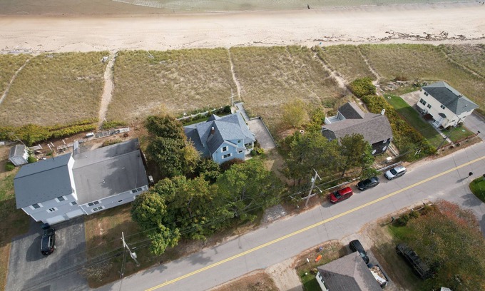 Biddeford Pool Casa | Bluebell Cottage Beachfront Vacation