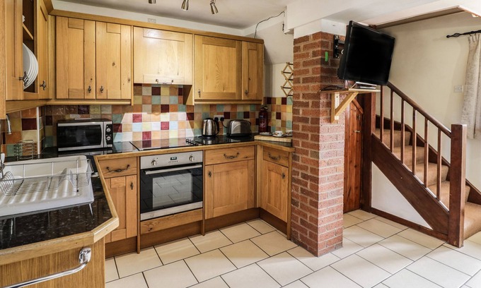 Little Cowarne Cabaña | BLUEBELL COTTAGE FARM STAY, romantic, with a garden in Leominster