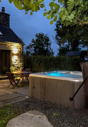 Newry Casa | Bluebell Cottage - with hottub