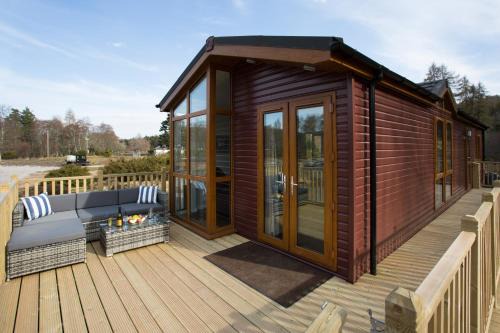 Contin Casa | Bluebell Lodge - Sleeps 4 Hot Tub Loch & Woodland