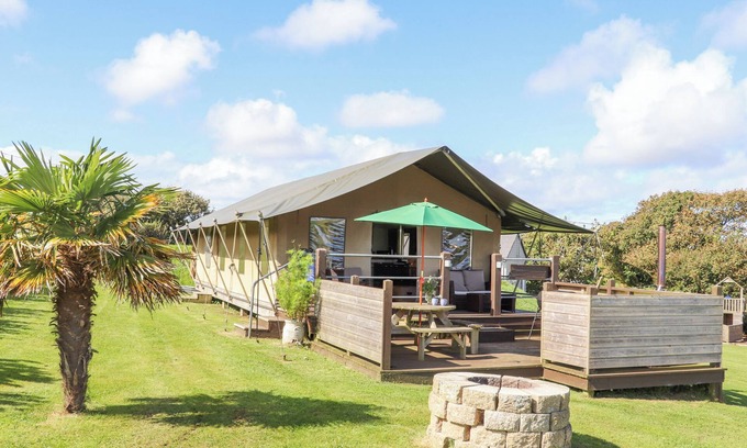 Castallack Cabaña | BLUEBELL, pet friendly, with hot tub in St Buryan