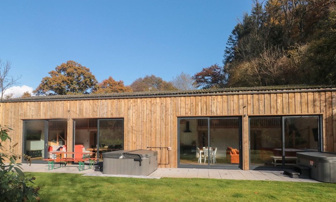 Bampton Cabaña | BLUEBELL, pet friendly, with hot tub in Bampton, Devon