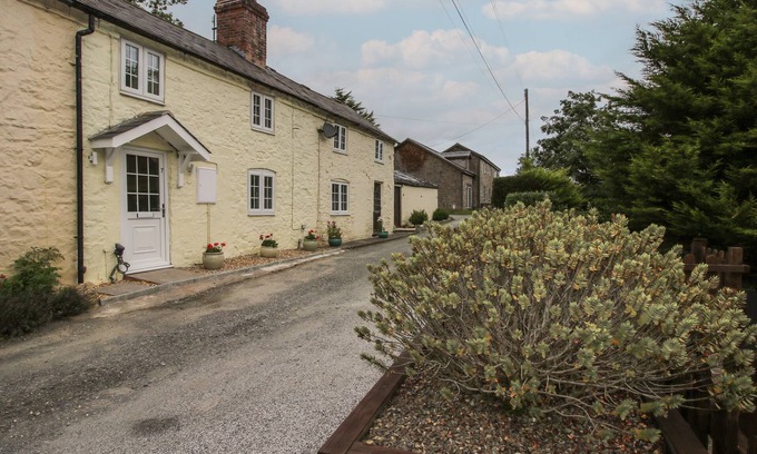Shelve Cabaña | BLUEBELL'S COTTAGE, family friendly, with open fire in Minsterley