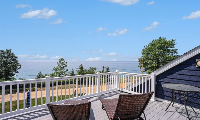 Miami Park Casa | Blueberry Bluff | Gorgeous Lakeview Retreat | Beach Access| Jacuzzi Tub