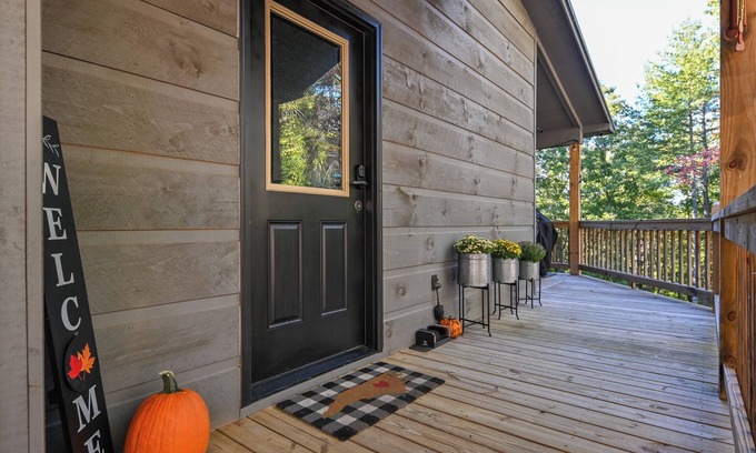 Murphy Cabina | Delightful 2 bedroom cottage with hot tub!!