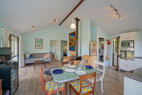 Onemana Casa | Bluebird Bach - Onemana Holiday Home