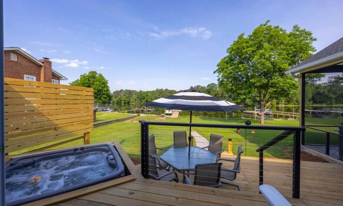 Saluda Casa | Bluebird Bay with Hot Tub & Outdoor Area | Sleeps 8