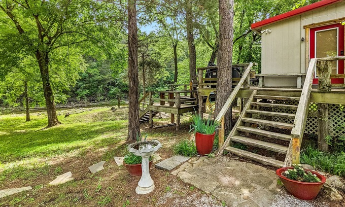 Boswell Casa | BlueBird Cabin ~ on Livingston Creek
