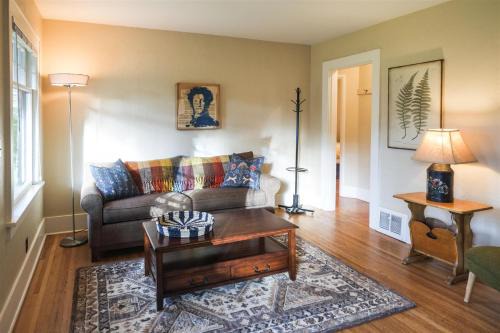 River West Casa | Bluebird Day - Sunny Pine Cottage