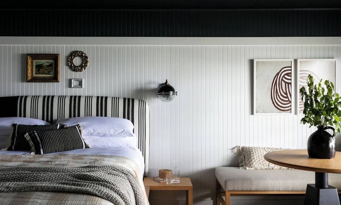 Ocean Point Hotel | Bluebird Ocean Point Inn | Oceanfront Deluxe King w/ Porch | Private Beach