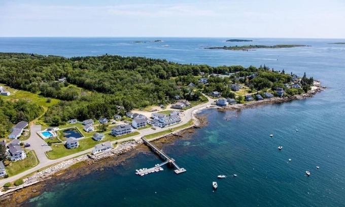 Ocean Point Hotel | Bluebird Ocean Point Inn | King Cottage Suite | Pet-Friendly with Free Dog Treat