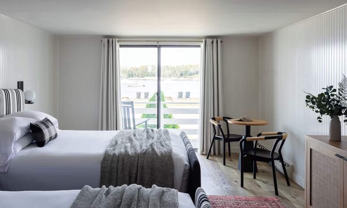Ocean Point Hotel | Bluebird Ocean Point Inn| Oceanfront Double Queen | Free Coffee and Tea