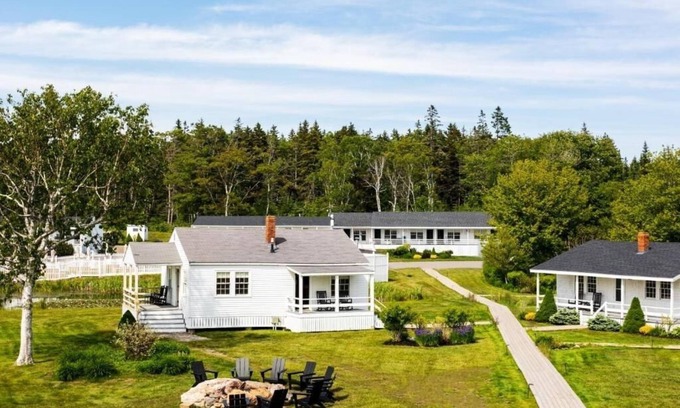 Ocean Point Casa | Bluebird Ocean Point Inn | King | Seasonal Outdoor Pool + Private Beach