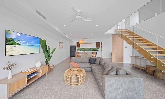 Bokarina Casa | Bluebird Villa - 3min Stroll to Bokarina Beach