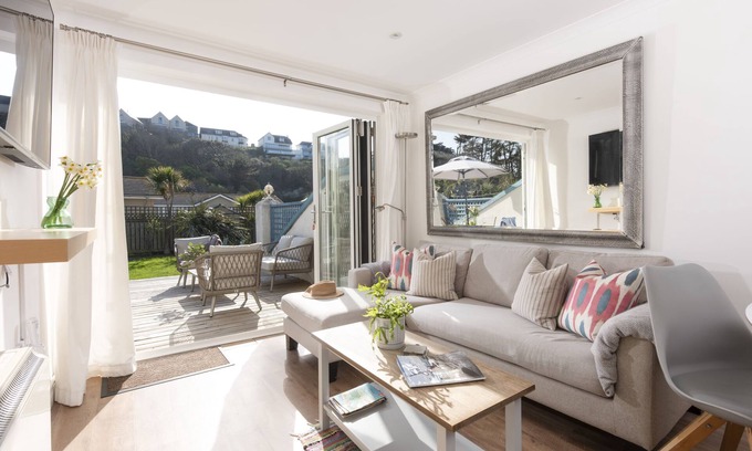 Polzeath Cabaña | Bluebirds is perfectly positioned just fifty metres from Polzeath Beach