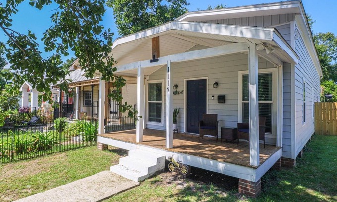 Gulfport Cabaña | BlueFish Cottage, Walk 2 Beach, Casino, Pet Friendly