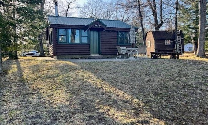 Harrison Cabina | Bluegill Lake front, Up North, cozy peaceful getaway. 2-bedroom cabin. Rustic.