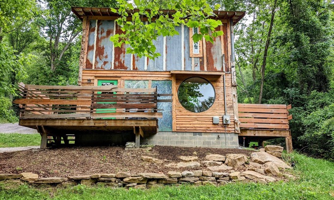 Chattanooga Cabina | Bluegrass Highway ~ Creek & River Nearby ~ 8 Miles to Downtown