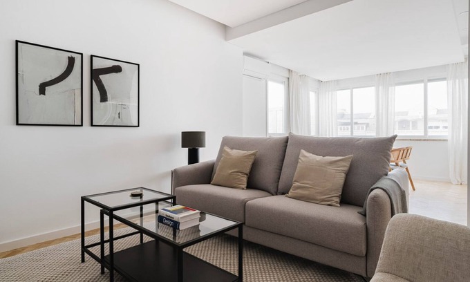 Alvalade Apartamento | Blueground | Alvalade, AC & balcony, nr museum