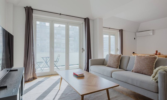 Alvalade Apartamento | Blueground | Alvalade, washer, a/c, furniture