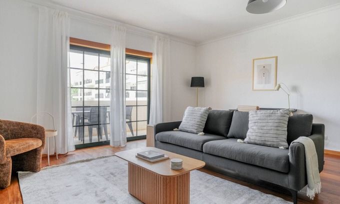 Carcavelos Apartamento | Blueground | Carcavelos, furniture & full kitchen