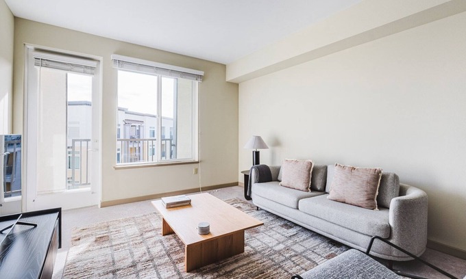 Pleasanton Apartamento | Blueground | Dublin, pool & AC, nr Heritage Park
