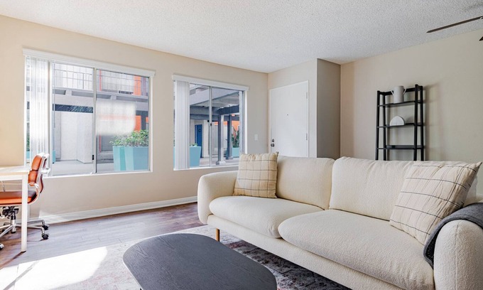 Downtown Apartamento | Blueground | Glendale, pool & AC, nr Americana