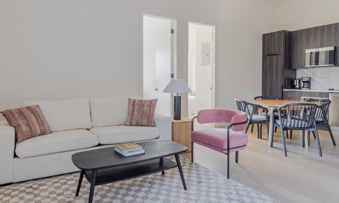 Greenpoint Apartamento | Blueground | Greenpoint, view, nr Transmitter Park
