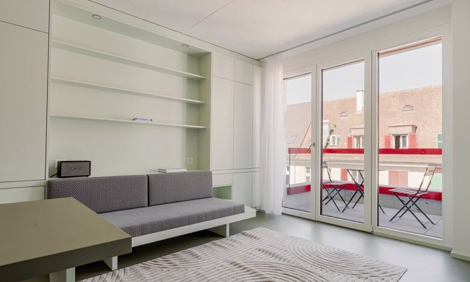 Oerlikon Apartamento | Blueground | Oerlikon, balcony, nr Zurich Zoo