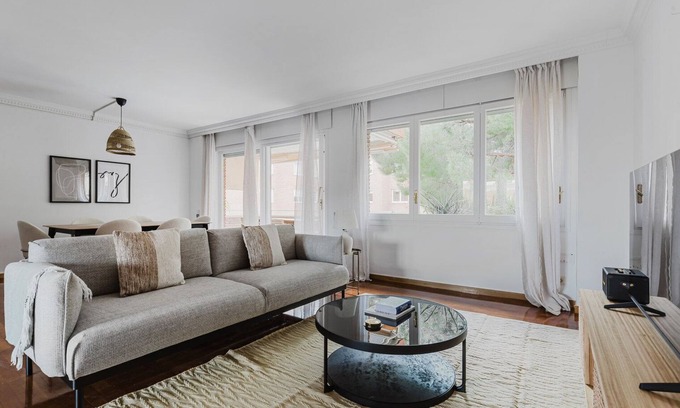 Sarria Apartamento | Blueground | Pedralbes, pool & garden, AC